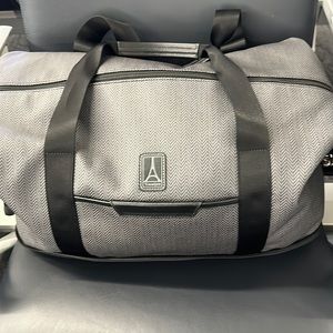 Travelpro slide on luggage weekend /carryon